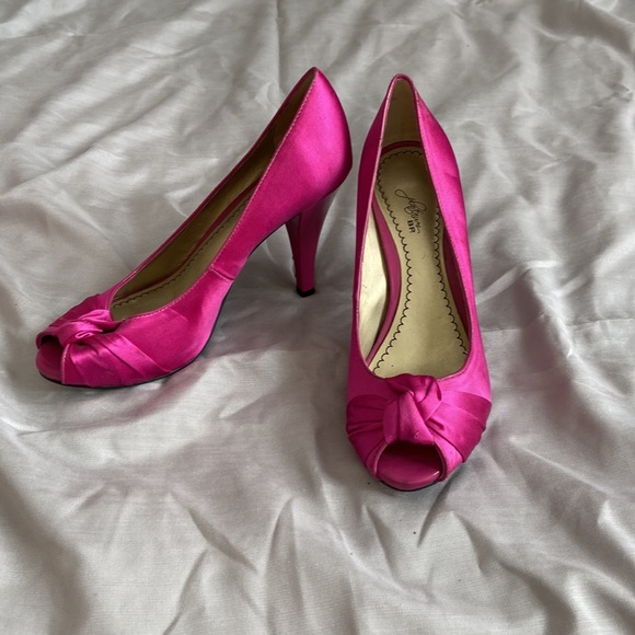 Platinum BP Heels - Picture 2 of 3